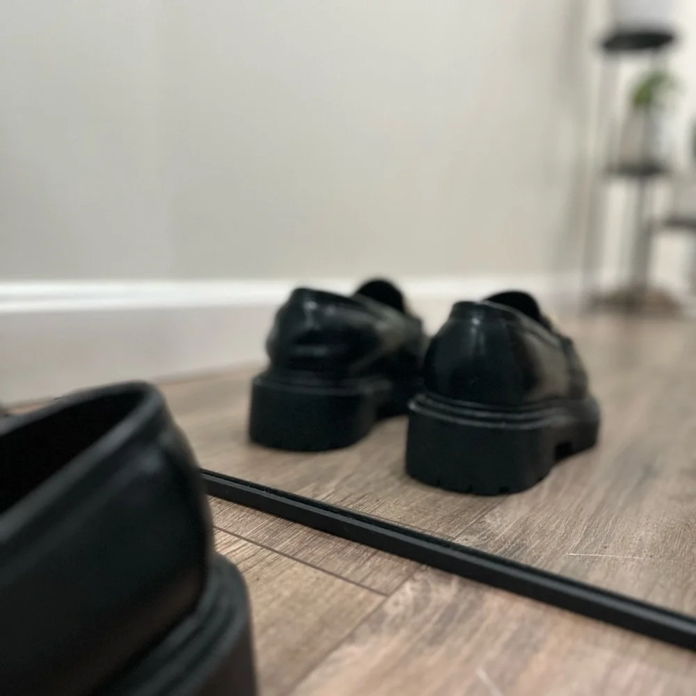 Elegant Black Chunky Loafers with Gold Chain - Picture 5 of 5